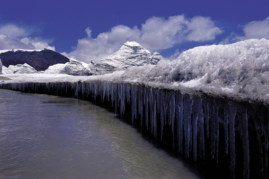 这里雪山冰川广布，是中国冰川集中分布地之一，三江源内雪山、冰川约2400平方公里，冰川资源蕴藏量达2000亿立方米，现代冰川均属于大陆性山地冰川。