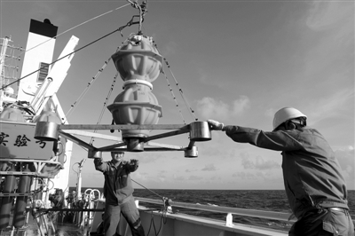 “探索一号”科考船在马里亚纳海沟布放地震仪